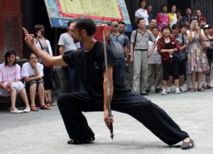 démonstration de Tai Chi à l'épée à Ze Xiao Gong